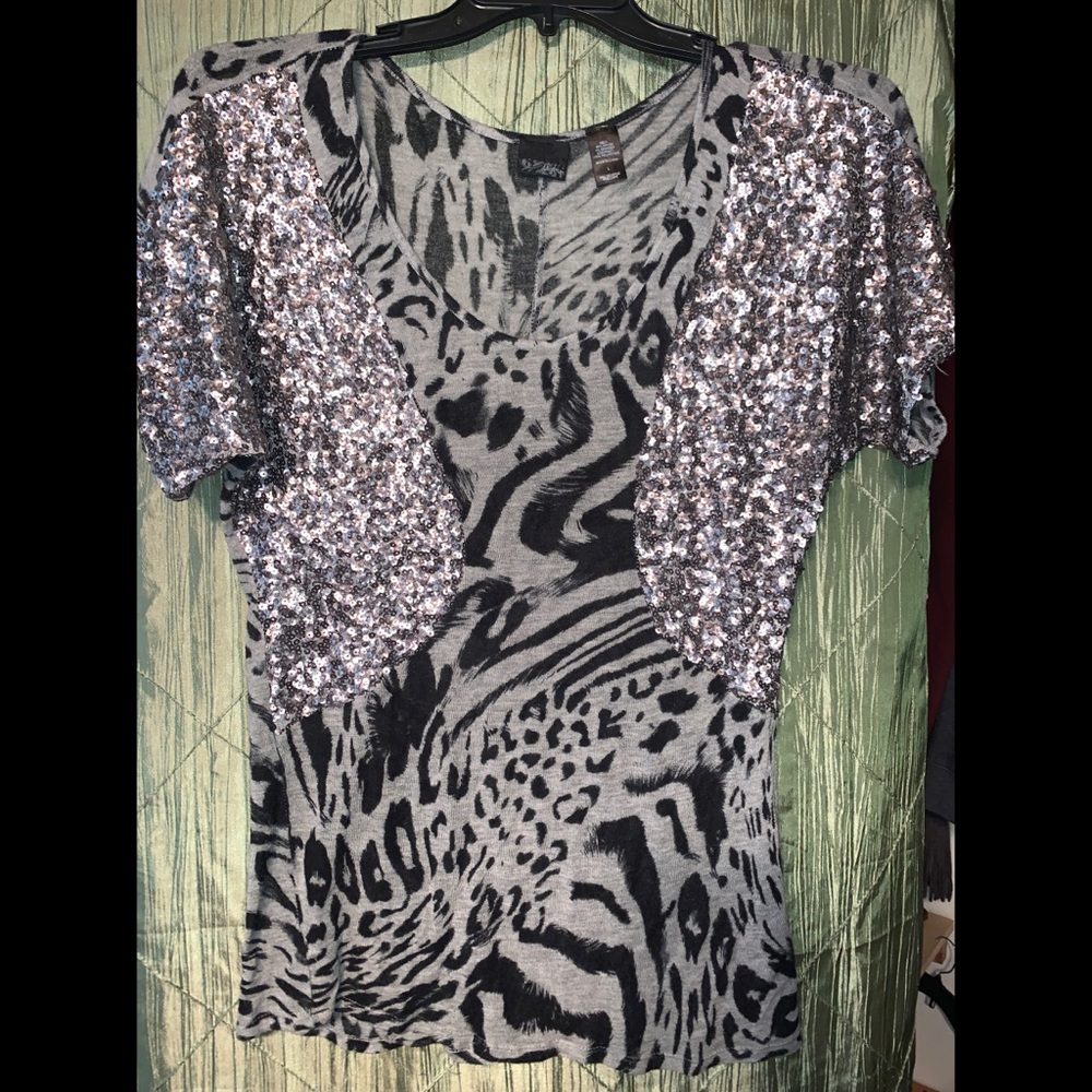 Sequence sleeved top